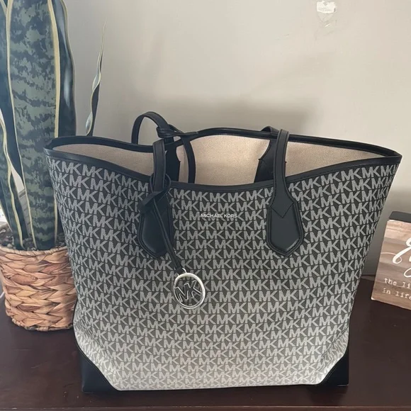 Michael Kors Black and Gray Patterned Bag Michael Kors Mercer Medium Crossbody Bag, Two-Tone Logo  main image 4